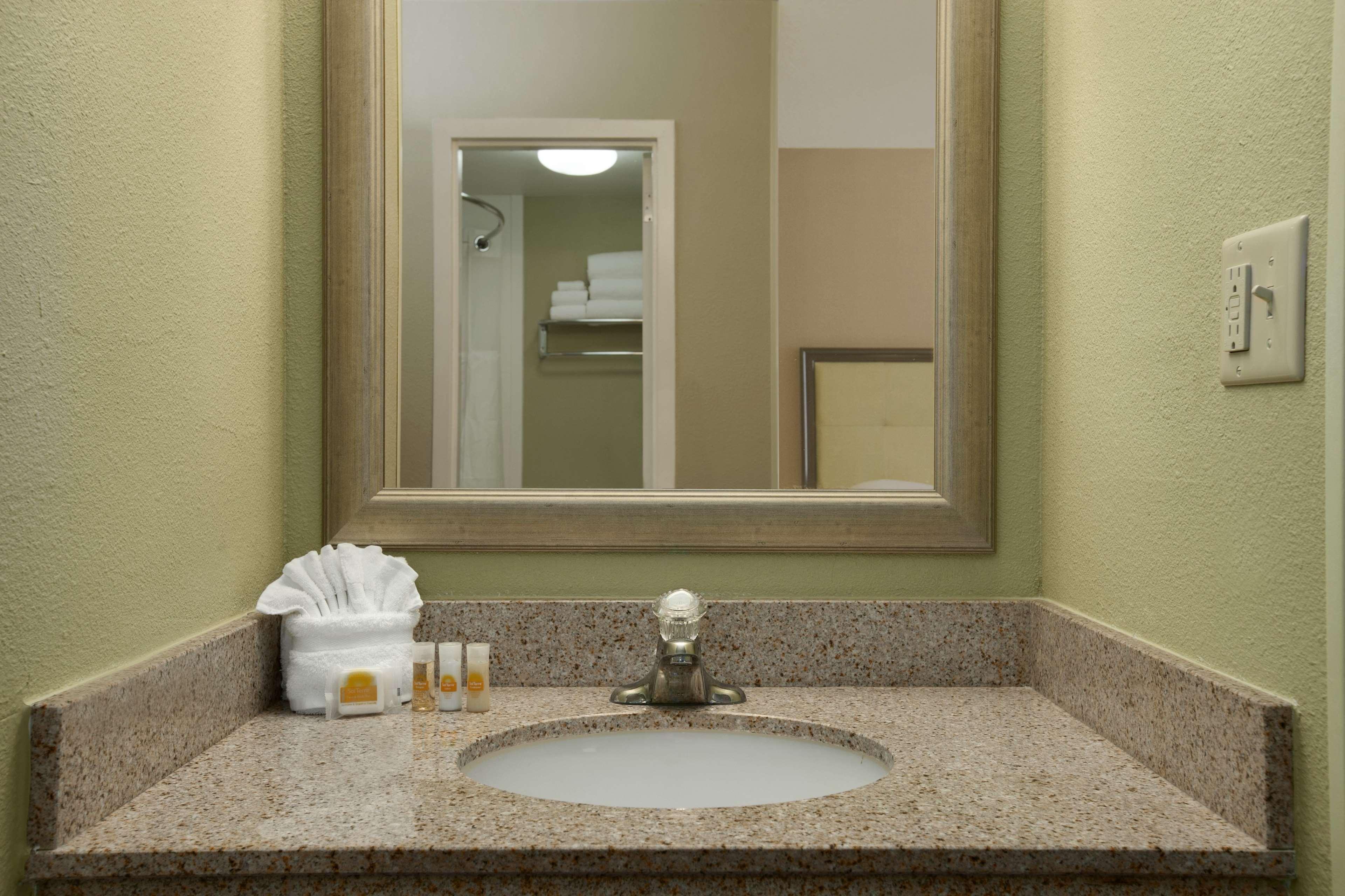 Days Inn By Wyndham Baltimore Inner Harbor Экстерьер фото